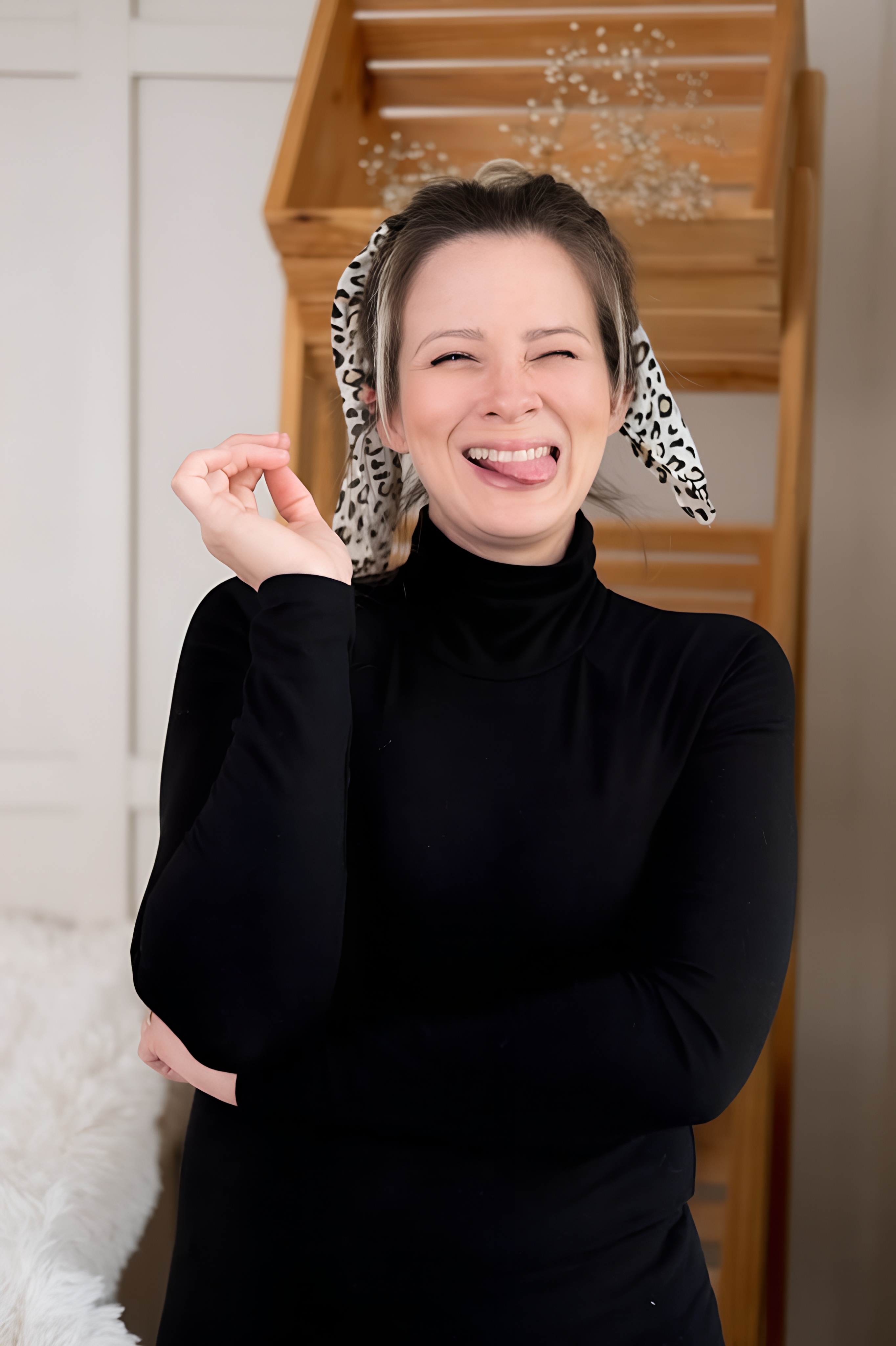 Retrato criativo de Larissa Lopes em meio a uma nuvem de farinha