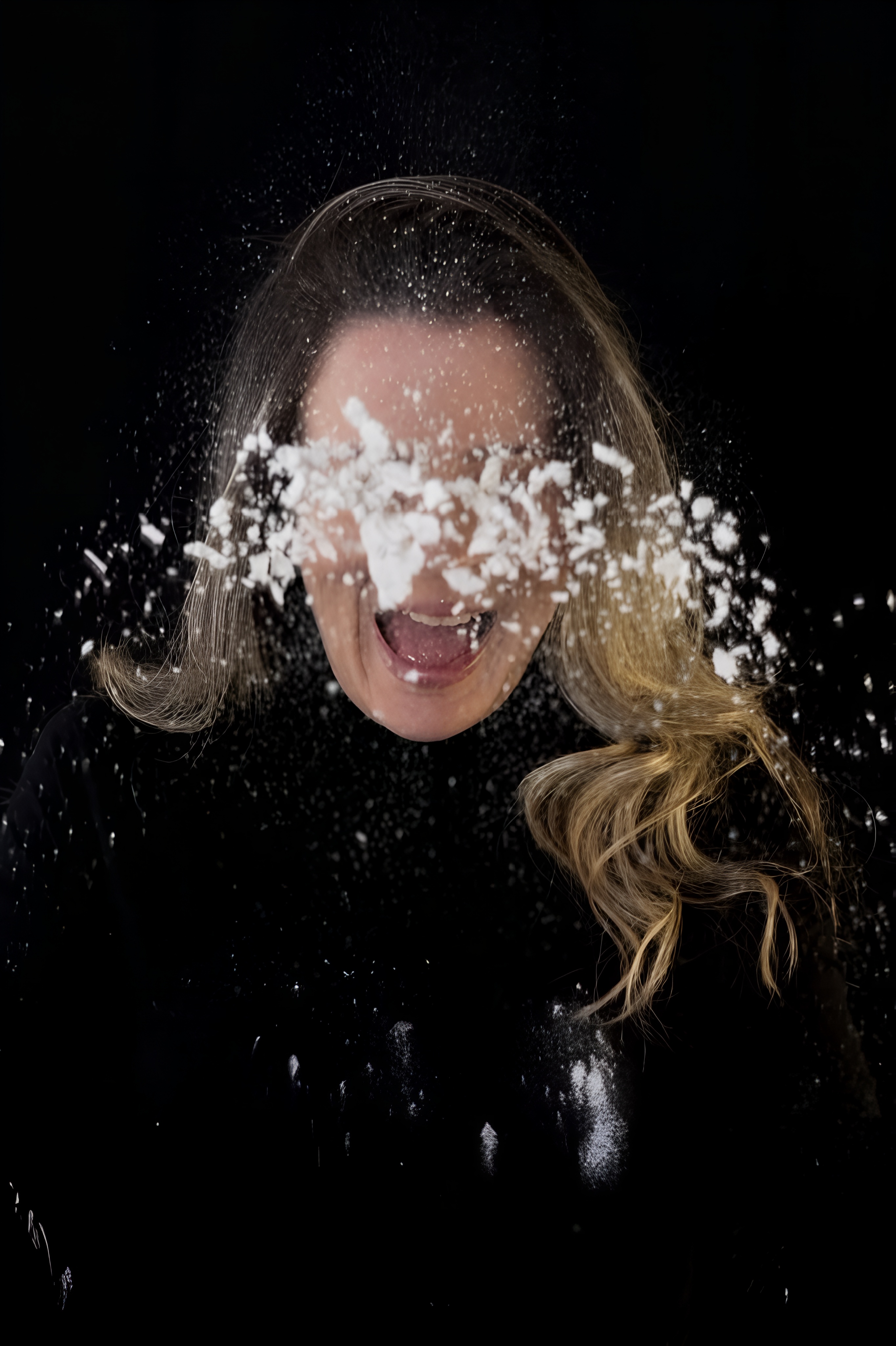Larissa em uma cena criativa com farinha e massas sobre a bancada
